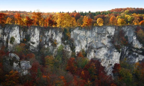 Biosphärengebiet Schwäbische Alb_Wandern in Bad Urach_Rutschenfelsen_Herbst_Melzer