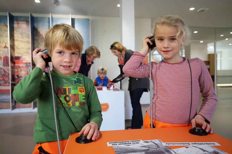 Entdeckerwelt Bad Urach - Kinder an einer Hörstation in der interaktiven Ausstellung
