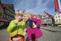 Entdeckerwelt Bad Urach - Stadttour - Kinder auf dem Marktplatz mit Tablet und Entdeckertasche