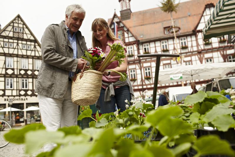 Historische Innenstadt Bad Urach_Marktplatz_Markt_Paar beim Einkaufen