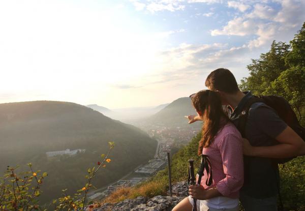 Wandern Naturschauspiele Aussichtspunkt Paar vor Sonnenuntergang