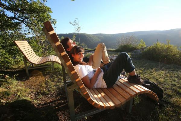 Wandern Wanderangebote Paar auf Bank