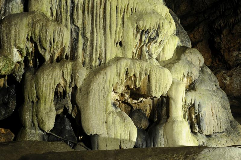 Erlebnisse Ausflugsziele Nebelhöhle weißes Kalkgestein