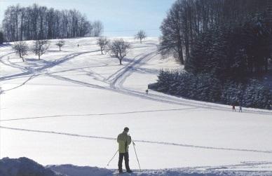 verschneit regt die Schwäbische Alb im Winter zu Ski und Langlauf an