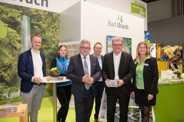 Minister Wolf am CMT-Stand von Bad Urach